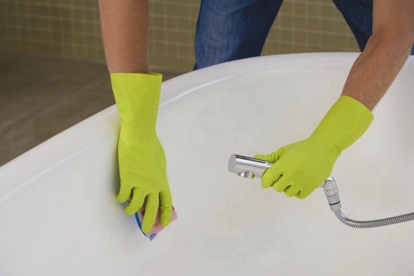 Как отбелить ванну в домашних условиях въевшимся пятнам