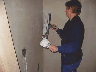 Как правильно шпаклевать стены относительно поверхности