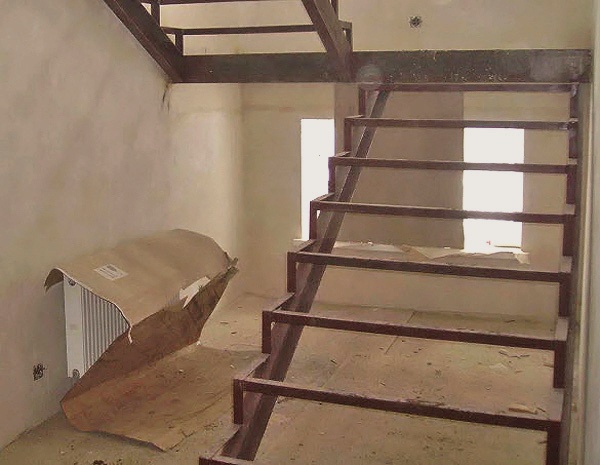 Строим металлический каркас лестницы Также используется